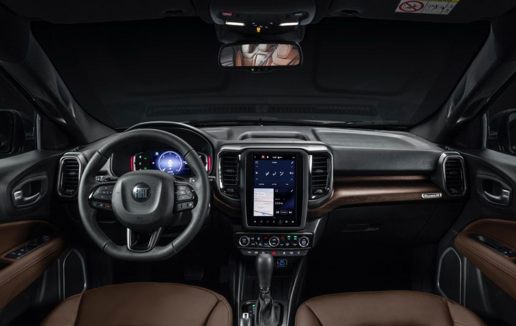 Interior da Fiat Toro, com bancos de couro na cor marrom, painel, câmbio e direção na cor preta